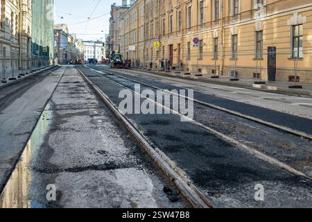 Enlèvement de l'asphalte pour les principales voies de tramway et la réparation des routes en ville, entretien des infrastructures urbaines Banque D'Images