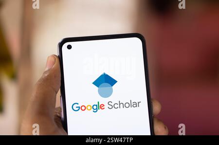 Dhaka, Bangladesh, le logo Google Scholar est affiché sur le smartphone. Banque D'Images
