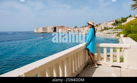 Flâner sur les eaux Azur de Dubrovnik, Croatie par un après-midi ensoleillé Banque D'Images