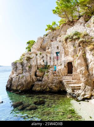 Exploration de la côte sereine de Dubrovnik, Croatie avec des eaux cristallines et des falaises rocheuses Banque D'Images