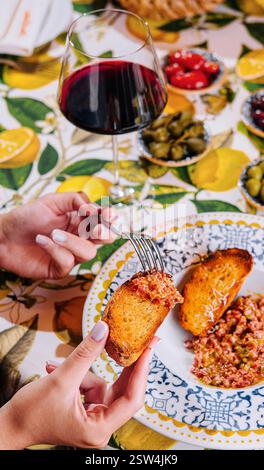 Bruschetta avec tomate et basilic de et verre à vin Banque D'Images