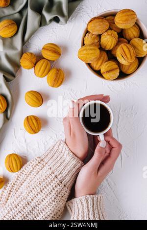 Pause café confortable avec petits gâteaux fraîchement sortis du four Banque D'Images