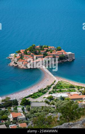 Découvrez la beauté enchanteresse de Sveti Stefan au Monténégro sous le ciel Azur Banque D'Images