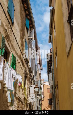 Ruelle étroite à Rovinj, Croatie remplie de couleurs vibrantes et de charme local Banque D'Images