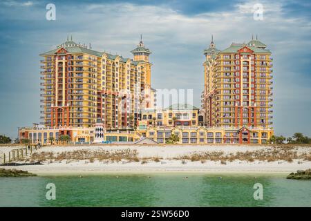 Image éditoriale de l'Emerald Grande à destin, en Floride, surplombant les eaux émeraude du golfe. Banque D'Images