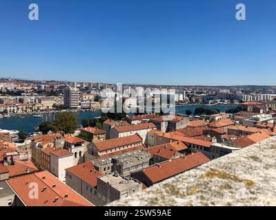 Vue panoramique de la vieille ville de Zadar en Croatie. Toits de tuiles brunes et mer de haut en haut du clocher. Destination touristique pittoresque au soleil Banque D'Images