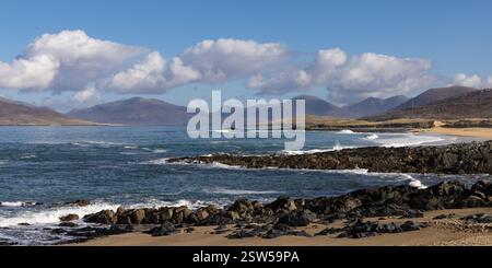Le détroit de Taransay avec les collines de North Harris. Île de Harris, Hébrides extérieures, Écosse Banque D'Images