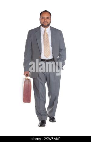 Homme égyptien arabe porter valise homme d'affaires chemise blanche et cravate isolé sur fond blanc Banque D'Images