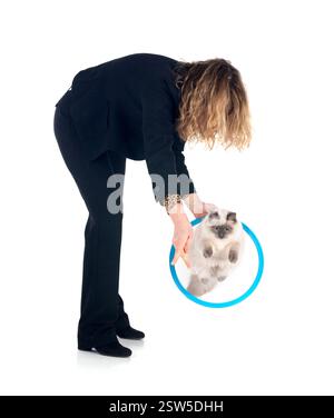 chat sibérien et propriétaire devant fond blanc Banque D'Images