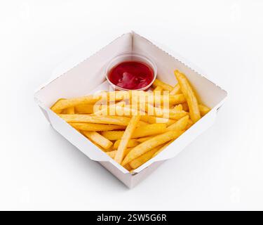 Frites croustillantes dans une boîte à emporter avec ketchup Banque D'Images