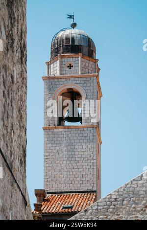 Tour de l'horloge de Dubrovnik. Zoomé dans l'image de la partie supérieure de la tour médiévale en pierre blanche contre le ciel bleu par une journée ensoleillée. Banque D'Images