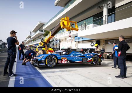 35 CHATIN Paul-Loup (fra), HABSBURG Ferdinand (aut), MILESI Charles (fra), Alpine Endurance Team, Alpine A424 #35, Hypercar, ambiance lors du Prologue du Championnat du monde FIA 2025 d’Endurance, du 21 au 22 février 2025 sur le circuit International de Losail à Lusail, Qatar Banque D'Images