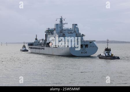 Les remorqueurs de la base navale escortent le ravitailleur auxiliaire de la Royal Fleet TIDESPRING (A136) hors du port et sur le Solent Banque D'Images