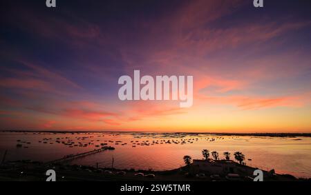 Coucher de soleil sur l'Algarve, Portugal. Banque D'Images