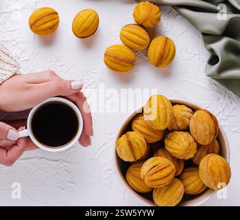 Pause café confortable avec petits gâteaux fraîchement sortis du four Banque D'Images