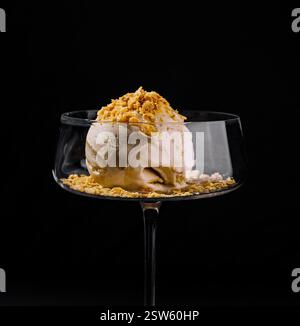 Présentation élégante de dessert en verre coupé Banque D'Images