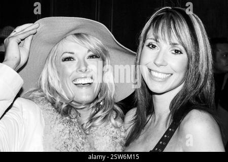 GWENNO, ALEX JONES, JEUNE, 2004 : chanteur Gwenno Saunders et présentateur de télévision Alex Jones aux Welsh Music Awards au Coal Exchange de Cardiff, le 20 février 2004. Photographie : ROB WATKINS Banque D'Images