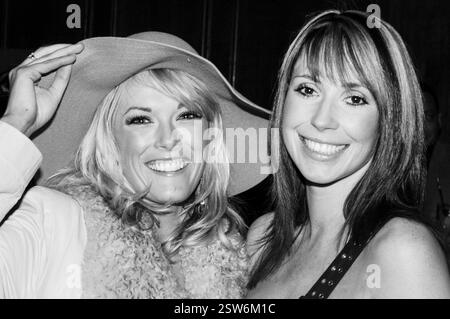 GWENNO, ALEX JONES, JEUNE, 2004 : chanteur Gwenno Saunders et présentateur de télévision Alex Jones aux Welsh Music Awards au Coal Exchange de Cardiff, le 20 février 2004. Photographie : ROB WATKINS Banque D'Images