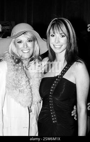 GWENNO, ALEX JONES, JEUNE, 2004 : chanteur Gwenno Saunders et présentateur de télévision Alex Jones aux Welsh Music Awards au Coal Exchange de Cardiff, le 20 février 2004. Photographie : ROB WATKINS Banque D'Images