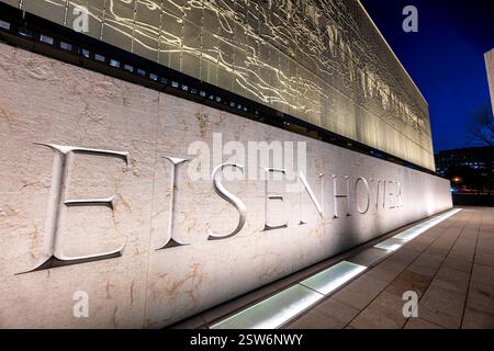 Mémorial Eisenhower à Washington DC | WASHINGTON DC — Le mémorial Dwight D. Eisenhower occupe un cadre de type parc de quatre acres (1,6 ha) près du National Mall, sa place est encadrée par des colonnes revêtues de calcaire d’environ 80 pieds (24 m) de haut et une tapisserie en acier inoxydable d’environ 447 pieds (136 m) de long. Le design de l’architecte Frank Gehry — le produit d’un processus de planification de près de deux décennies — a été dédié le 17 septembre 2020, en faisant le premier mémorial présidentiel national achevé au vingt-et-unième siècle. Trois groupes sculpturaux en bronze de Sergey Eylanbekov représentent Eisenhower en tant que Kansas y Banque D'Images