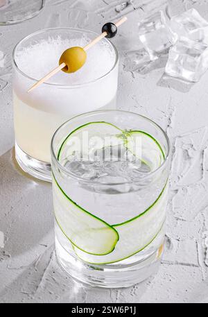 Assortiment de cocktails colorés sur glace Banque D'Images