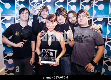 Les Welsh Music Awards au Coal Exchange de Cardiff, le 20 février 2004. Photographie : ROB WATKINS photographié : funérailles pour Une amie avec Lisa Scott Lee Banque D'Images