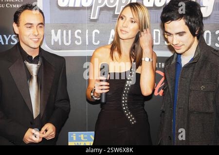 BB Aled, présentateur de radio, Alex Jones, et Jakokoyak, chanteur aux Popfactory Awards à Porth, pays de Galles, Royaume-Uni, le 24 octobre 2003. Photographie : ROB WATKINS. INFO : Jakokoyak est un projet créé par le musicien et producteur gallois Rhys Edwards, avec des penchants vers le folk psychédélique, parfois classé comme musique électronique expérimentale folktronique et lo-fi. Edwards dirige également le label Peski Records. Il est marié au musicien Gwenno Saunders et vit à Cardiff, au pays de Galles. Banque D'Images