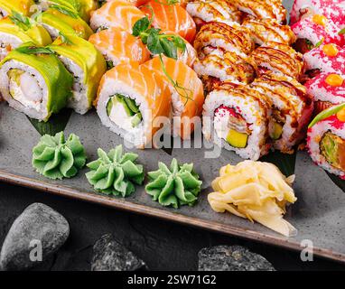 Plateau de sushi et rouleaux assortis sur fond de pierre Banque D'Images