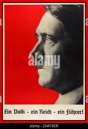 Adolf Hitler affiche de portrait de profil Ein Volk, ein Reich, ein Führer [un peuple, un Empire, un Führer] affiche du troisième Reich, Allemagne vers 1937 Portrait de profil photolithographique d'Adolf Hitler imprimé sur fond rouge. La vision d'Hitler du troisième Reich englobait tous les Allemands de souche unis sous un seul Empire. La vision a commencé à se réaliser en 1936 lorsque les troupes allemandes ont réoccupé la Rhénanie. L'Autriche a été absorbée par l'Anschluss de 1938. Utilisant un culte de la personnalité Hitler se présenta comme le foyer unificateur de ce Reich, exploitant son image pour inspirer une loyauté personnelle Banque D'Images