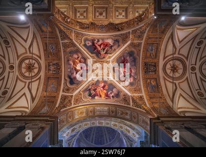 Plafond de la Basilique du Vatican : dôme orné, fresques et détails architecturaux créent une vue imprenable d'en bas Banque D'Images