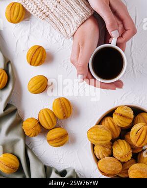 Pause café confortable avec petits gâteaux fraîchement sortis du four Banque D'Images