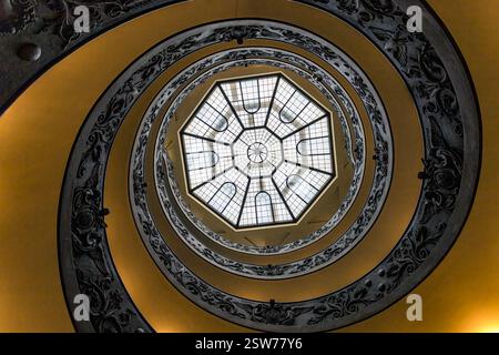 L'escalier moderne à double hélice ou l'escalier en colimaçon Bramante. Photo prise le 13 février 2025 au Musée Pio-Clémentine et conçue par Giu Banque D'Images