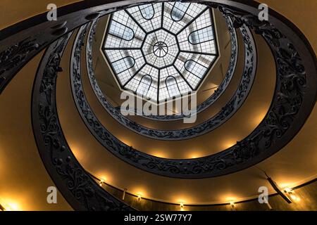 L'escalier moderne à double hélice ou l'escalier en colimaçon Bramante. Photo prise le 13 février 2025 au Musée Pio-Clémentine et conçue par Giu Banque D'Images