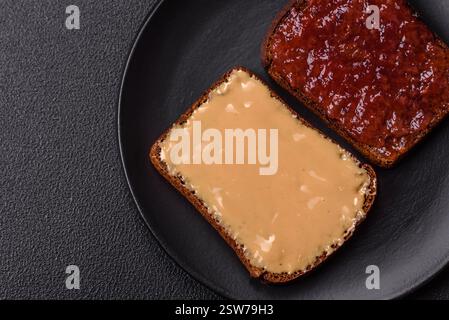 Sandwichs avec pain grillé, beurre d'arachide et confiture de framboises ou de fraises Banque D'Images