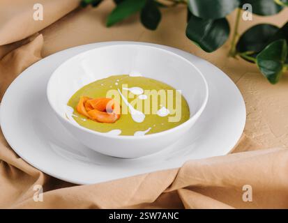 Délicieuse soupe à la crème d'épinards verts au saumon Banque D'Images