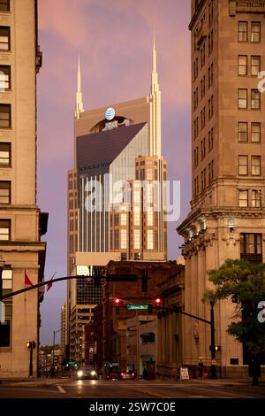Vue sur la tour AT&T distinctive, alias bâtiment 'Batman' dans le centre-ville de Nashville au coucher du soleil Banque D'Images