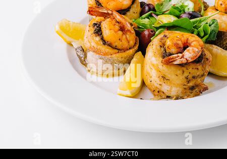 Plat gastronomique aux crevettes grillées et filet de poisson Banque D'Images