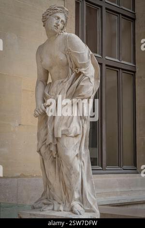 Paris, France - 02 23 2022 : Musée du Louvre. Statue de marbre Dido sculptée par Christophe Cochet Banque D'Images
