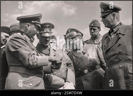 Adolf Hitler sur le front occidental discute de la situation avec ses officiers. Visible notamment : le général Gunther von Kluge (1er à partir de la gauche), Wilhelm Keitel (1er à partir de la droite). Personnages représentés Wilhelm Keitel, Gunther von Kluge, Adolf Hitler date mars 1940 Banque D'Images