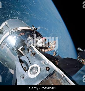 Le pilote du module de commande David Scott d'Apollo 9 lors de sa sortie dans l'espace ou de son activité extravéhiculaire (EVA) depuis le module de commande Gumdrop le 6 mars 1969 alors qu'il était amarré avec le module lunaire Spider en orbite terrestre. Photographie prise par le pilote du module lunaire Russell L. Schweick. Crédit : NASA / Futuras Fotos Banque D'Images