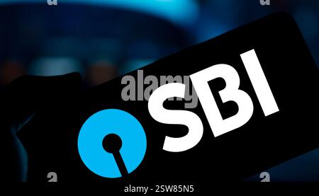 Dhaka, Bangladesh- 22 octobre 2024 : le logo SBI ((State Bank of India)) est affiché sur le smartphone. Banque D'Images