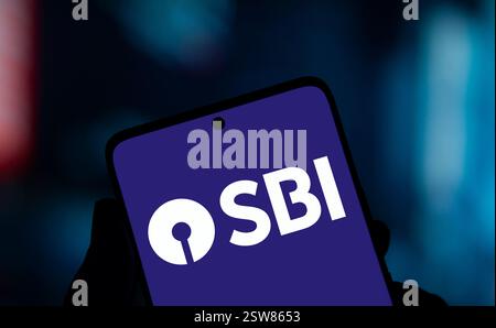 Dhaka, Bangladesh- 22 octobre 2024 : le logo SBI ((State Bank of India)) est affiché sur le smartphone. Banque D'Images