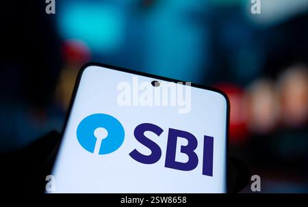 Dhaka, Bangladesh- 22 octobre 2024 : le logo SBI ((State Bank of India)) est affiché sur le smartphone. Banque D'Images
