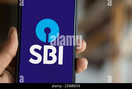 Dhaka, Bangladesh- 22 octobre 2024 : le logo SBI ((State Bank of India)) est affiché sur le smartphone. Banque D'Images