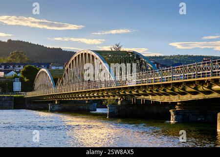 Pont en arc enjambant les eaux calmes de la rivière Banque D'Images