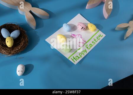 Oeufs DE PÂQUES et peinture de lapin préparation durable processus de bricolage de fabrication de cartes de voeux faites à la main. Activité étape par étape pour les enfants. Passe-temps inclusif et responsable de vacances de soulagement du stress. Célébration consciente Banque D'Images