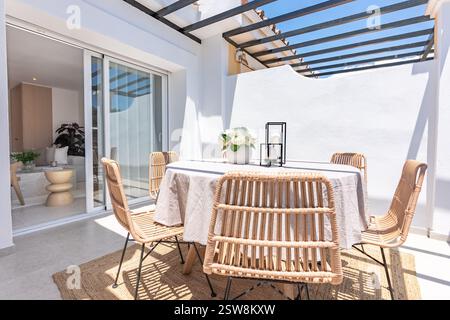 une image rapprochée d'une table à manger extérieure sur la terrasse ensoleillée de l'appartement méditerranéen Banque D'Images