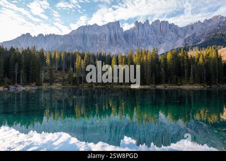 Reflets tranquilles des Dolomites à l'aube sur un lac turquoise serein Banque D'Images