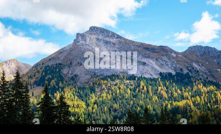 Majestueux pic montagneux s'élevant au-dessus de la forêt d'automne vibrante dans les Dolomites, en Italie Banque D'Images