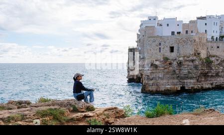 Explorer les superbes falaises des Pouilles avec vue panoramique sur la mer Adriatique à midi Banque D'Images